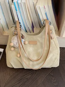 Grote retro dames draagtas in crème kleur met stijlvolle bruine schouderbanden