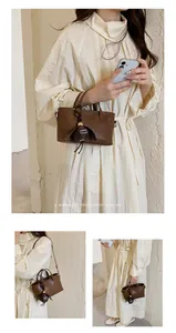 Sac seau marron rétro présenté sous plusieurs angles sur un mannequin en robe beige