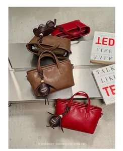Élégant groupe de petits sacs à main en cuir rouge et marron pour la vie de bureau moderne