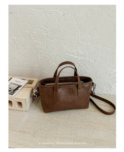 Vue détaillée d'un sac cabas rétro marron minimaliste muni d'une bandoulière réglable