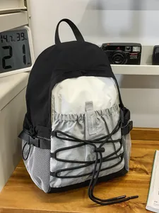 Leichter schwarz-weißer Outdoor-Wanderrucksack mit praktischem Bungee-Cord-Design