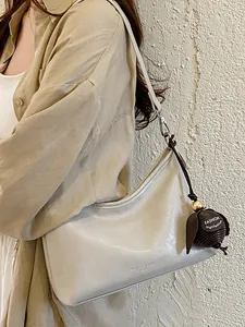 Elegante borsa sottobraccio stile hobo bianco crema per donna con ciondolo moda