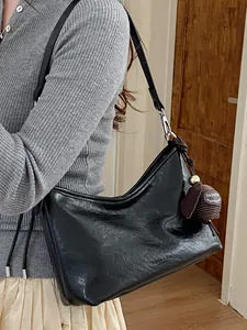 Elegante borsa a tracolla nera da donna con trama in pelle vintage e ciondolo
