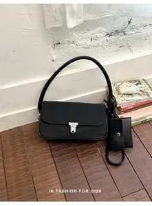 Borsa a spalla baguette nera classica con chiusura argento e mini pochette