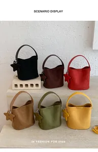 Sac seau chic pour femme en texture daim avec breloque étoile, disponible en six couleurs