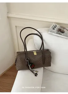Elegante retro geweven schoudertas in donkerbruin met lange hengsels voor modieuze dames.