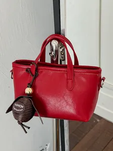 Élégant mini sac cabas rouge pour femmes, sac à main de ville avec charm mode