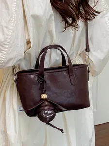 Sac seau de banlieue marron foncé pour femme avec un charme sphérique original