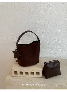 Détail d'un sac seau en daim marron pour femme avec pochette assortie pour travail