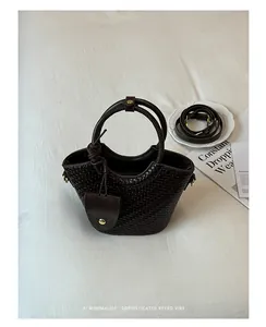 Sac seau tressé marron foncé élégant avec poignée et design rétro minimaliste chic