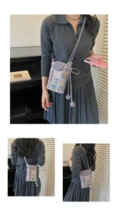 Sac seau brodé exquis de style chinois moderne en lilas avec des détails de pompons