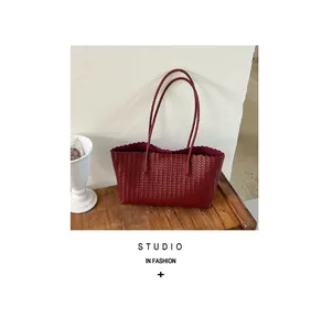 Elegante borsa tote in pelle intrecciata bordeaux con bordo smerlato e capiente