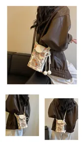 Vue détaillée d'un mini sac seau brodé avec pompons de style nouveau chinois chic.