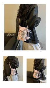 Mini sac bandoulière élégant de style chinois avec broderies et motifs variés.