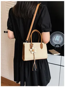 Elegante Retro-Handtasche aus Canvas mit braunem Lederbesatz und süßem Blumenanhänger