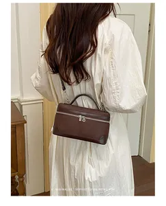 Verfijnde bruine crossbodytas in vanity-stijl met een minimalistische retro-vibe