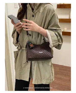 Sofisticata borsa sottobraccio intrecciata marrone scuro in stile retrò minimal
