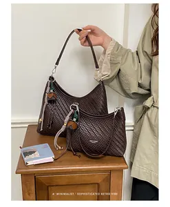 Borsa hobo intrecciata marrone scuro stile retrò con elegante ciondolo a nappa