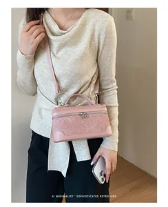 Gedetailleerd overzicht van elegante roze crossbodytas met minimalistische retrovibe