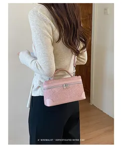 Roze minimalistische retro crossbodytas achteraanzicht getoond op een model