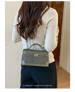 Verfijnde olijfgroene minimalistische vintage schoudertas voor dames op een model rug