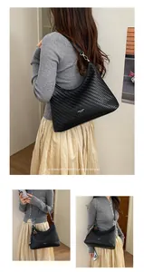 Dettaglio borsa hobo intrecciata nera da donna in un ambiente interno rétro minimalista