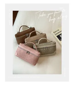 Vier stijlvolle en veelzijdige kleine crossbodytassen in roze, kaki, beige en bruin