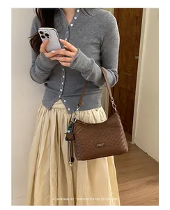 Sofisticata borsa a spalla intrecciata marrone per donna moda estiva chic 2026