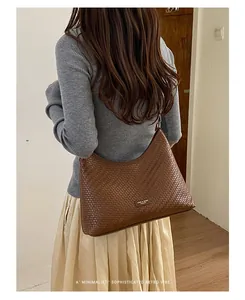 Elegante borsa a spalla hobo intrecciata marrone con un'estetica retrò minimalista da donna