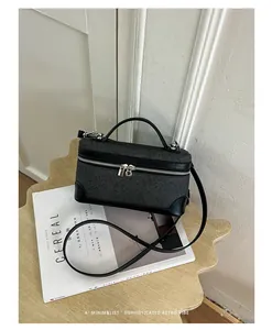 Gedetailleerd overzicht van een luxe donkergrijze mini box tas met patroon op een tijdschrift