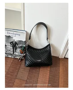 Elegante borsa sottobraccio intrecciata nera con un design retrò minimalista
