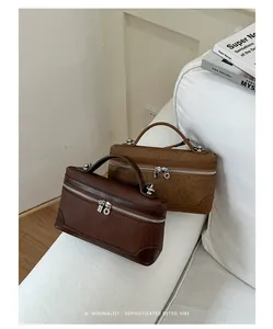 Gedetailleerd zicht op twee chique minimalistische retro handtassen op een witte bank