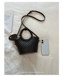 Élégant sac seau tressé marron foncé avec poignée ronde et une fine bandoulière
