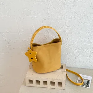 Sac Seau Décontracté en Cuir PU pour Femmes Sac Bandoulière Poignée Tissée Style Coréen Chic Avec Pendentif Étoile