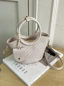 Sac seau tressé beige élégant avec poignée supérieure et bandoulière réglable chic