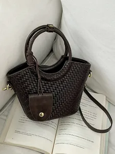 Sac seau vintage en cuir tressé marron foncé avec poignées et bandoulière