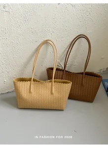 Primo piano di borse tote intrecciate retrò con eleganti bordi smerlati in beige e marrone