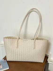 Grande borsa shopping intrecciata color panna con bordi a conchiglia per look retrò