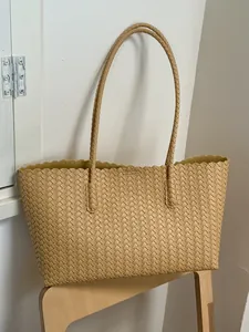 Grande borsa tote intrecciata retrò da donna con dettagli sul bordo smerlato