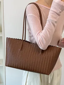 Grande borsa tote elegante in pelle intrecciata marrone da donna stile retrò pendolare
