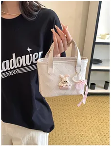 Elegante witte gewatteerde minitas met schattige konijnenapplicatie en roze lint