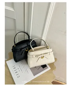Elegante handtassen met steenpatroon in zwart en crème met minimalistisch retro decor