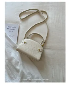 Chique crème crossbodytas met steenpatroon voor dames met een retro-esthetische vibe