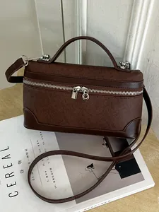 Stijlvolle bruine crossbody box tas met textuur en handvat voor een trendy vrouw