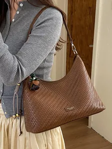 Elegante borsa hobo intrecciata marrone da donna in un contesto lifestyle raffinato