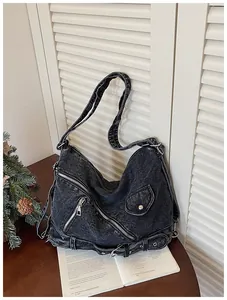 Detailansicht einer lässigen, gewaschenen Jeans-Schultertasche mit großen Reißverschluss-Details