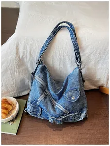 Detailansicht der Jeans-Einkaufstasche mit Vintage-Waschung und Jackendesign