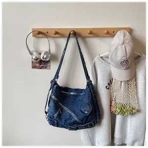 Große lässige Jeans-Schultertasche für Damen, hängend in einer gemütlichen Szene