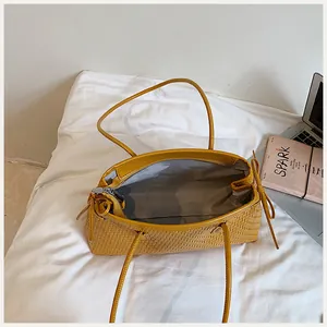 Vista superior de bolso Boston tejido amarillo con forro interior gris espacioso
