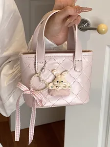 Schattige roze gewatteerde bucket bag met konijnenhanger en hartparels voor dames